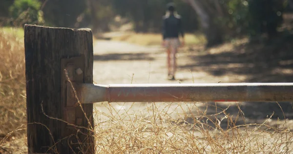 Joven Chica Blanca Hipster Caminando Sendero Polvoriento — Foto de Stock