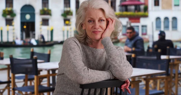 Gelukkig Senior Vrouw Zitten Café Patio Venetië Door Het Kanaal — Stockfoto