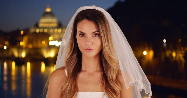 Portrét Krásné Nevěsty Venku Římě Noci — Stock fotografie