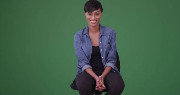 緑色の画面でカメラに笑顔若いアフリカ系アメリカ人女性の肖像画 — ストック写真
