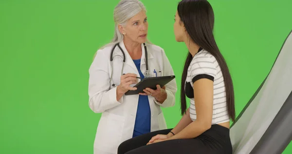 Médico Mais Velho Faz Check Enquanto Usa Seu Tablet Tela — Fotografia de Stock