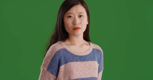 Серьёзная Азиатка Смотрит Камеру Стоящую Зелёном Экране — стоковое фото