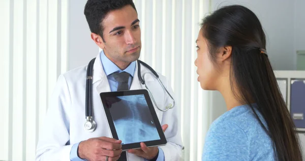 Mexikanischer Arzt Spricht Mit Chinesischem Patienten Über Röntgen — Stockfoto