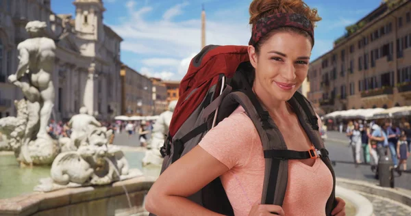 ローマのフォンターナ モロに近いポーズでバックパックを身に着けている冒険的な女性 — ストック写真