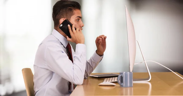 Hombre Negocios Hispano Trabajando Computadora Mientras Habla Por Teléfono Celular —  Fotos de Stock