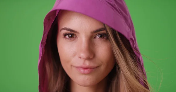 Menina Branca Atraente Olhando Para Câmera Uma Capa Chuva Rosa — Fotografia de Stock