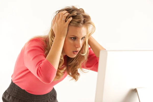 Mulher Negócios Chocada Olhando Para Computador — Fotografia de Stock