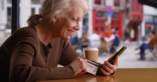 Feliz Mujer Mayor Compras Línea Con Tarjeta Crédito Teléfono Cafetería — Foto de Stock