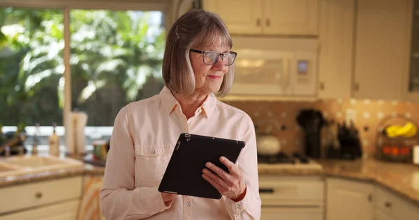 Affascinante Donna Anziana Utilizzando Dispositivo Tablet Portatile Navigare Online Cucina — Foto Stock