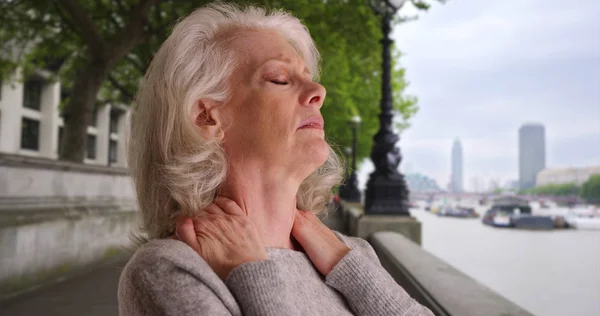 Moe Vrouw Toeristische Wrijven Nekpijn Lange Vlucht Naar Londen Vakantie — Stockfoto