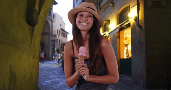 Mujer Turista Feliz Calle Florencia Sosteniendo Cono Helado Sonriendo Cámara — Foto de Stock