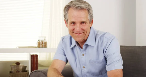 Feliz Hombre Mayor Caucásico Sonriendo Sentado Sala Estar — Foto de Stock