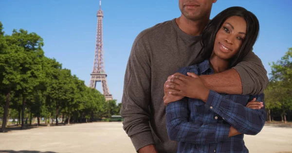 Eiffel Tower Yakınındaki Oldukça Afrikalı Kadın Ayakta Sevgi Dolu Erkek — Stok fotoğraf