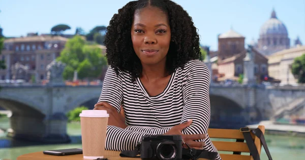 Lächelndes Porträt Einer Schwarzen Frau Die Cafétisch Tiber Rom Sitzt — Stockfoto