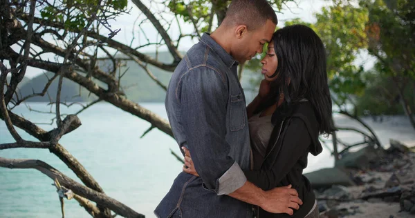 Jovem Casal Negro Beijando Uns Aos Outros Local Isolado Pelo — Fotografia de Stock