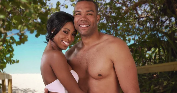 Pareja Sonriendo Mirando Cámara Vacaciones Isla Caribeña — Foto de Stock