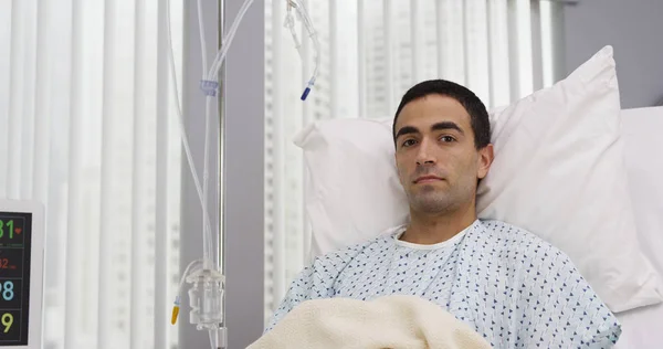 Felnőtt Férfi Latino Beteg Fekve Kórházi Ágyon Látszó Fényképezőgép — Stock Fotó