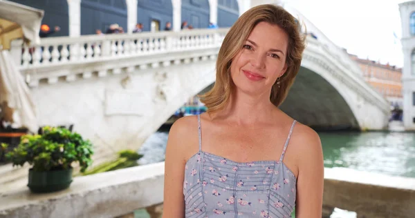 Lächelndes Porträt Einer Touristin Venezianischen Haar Die Wind Weht — Stockfoto