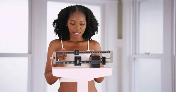 Jonge Zwarte Vrouw Weegt Zelf Schaal Teleurgesteld Met Gewichtstoename — Stockfoto
