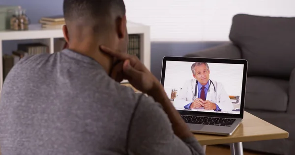 Paziente Nero Che Parla Con Medico Sul Computer Portatile — Foto Stock