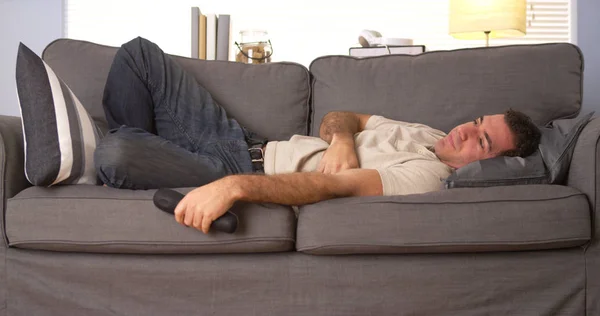 Ragazzo Cercando Dormire Sul Divano — Foto Stock