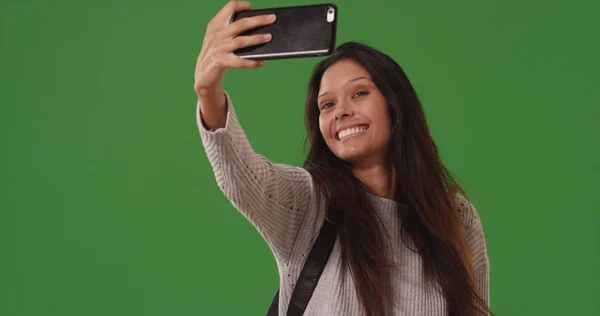 美丽的年轻女子采取自拍与智能手机在绿色屏幕上 — 图库照片