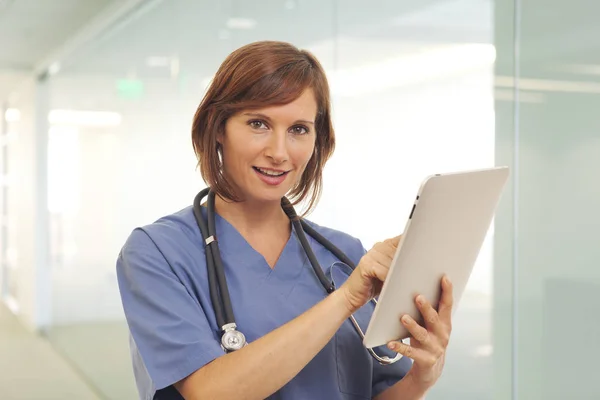 Retrato Una Joven Doctora Matorrales Sosteniendo Carta — Foto de Stock