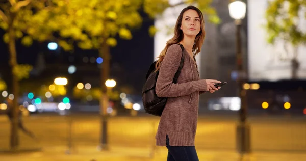 Aantrekkelijke Kaukasische Vrouw Stad Met Haar Mobiele Telefoon Smiling — Stockfoto