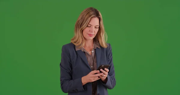 Professionele Zakenvrouw Texting Smartphone Groen Scherm — Stockfoto
