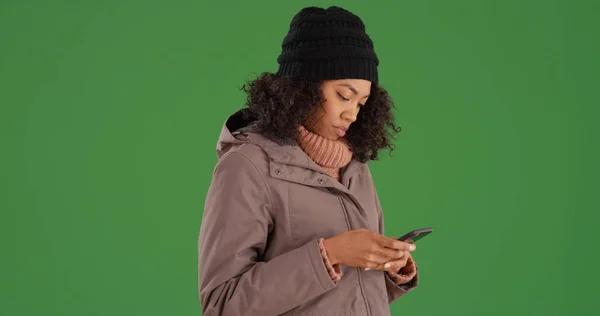 Ung African American Woman Vinter Kläder Textning Telefon Grön Skärm — Stockfoto