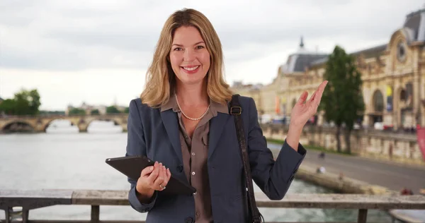 Retrato Sonriente Mujer Negocios París Usando Touchpad — Foto de Stock