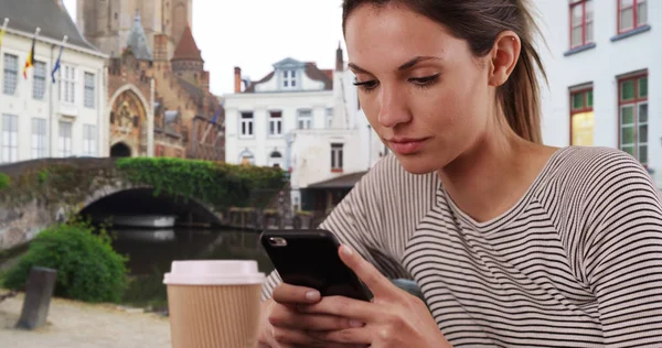 Millennial Menina Sentada Mesa Mensagens Texto Smartphone Enquanto Bruges Bélgica — Fotografia de Stock