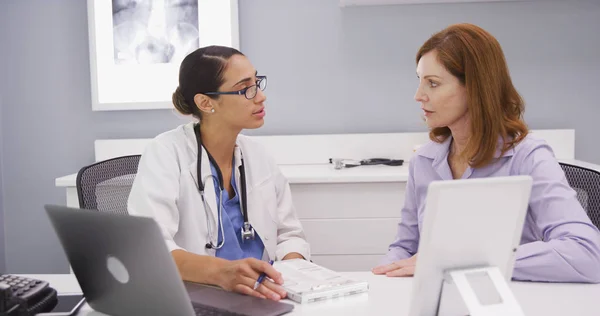 Médico Mesa Com Área Transferência Tecnologia Conversando Com Paciente Sênior — Fotografia de Stock