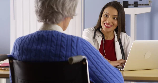 Glücklich Hispanische Arzt Gespräch Mit Älteren Patienten — Stockfoto