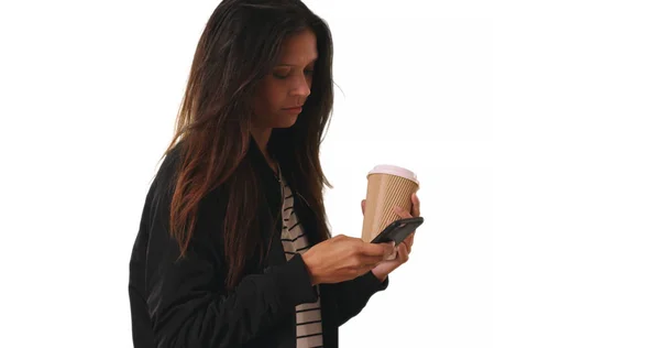 Sonriente Hembra Chaqueta Bombardero Sosteniendo Café Mientras Envía Mensajes Texto — Foto de Stock