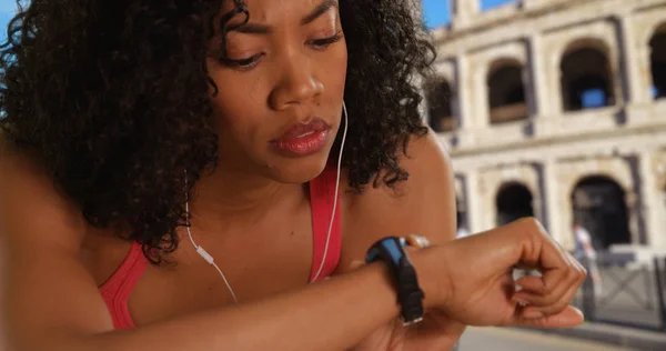 Fekete Ellenőrzése Található Fitness Tracker Miközben Fut Rómában Colosseum — Stock Fotó