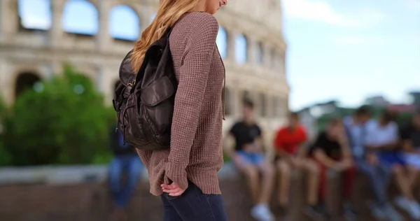 Hübsches Kaukasisches Mädchen Mit Ihrem Rucksack Der Nähe Des Kolosseums — Stockfoto