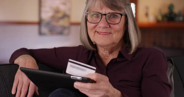 Vzrušená Žena Kreditní Kartou Nakupovat Line Tabletu Obývacím Pokoji — Stock fotografie