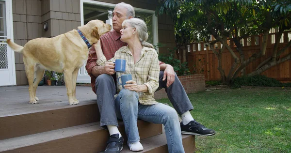 Seniorenpaar Hat Kaffee Streichelhund Garten — Stockfoto