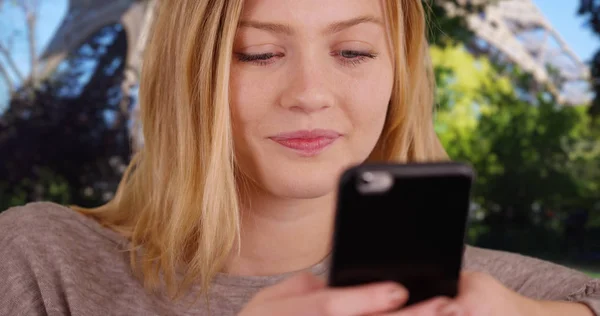 Caucasian Girl Her 20S Texting Eiffel Tower — Stock Photo, Image