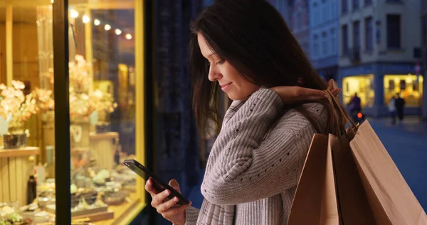 Happy Shopper Texting Met Mobiele Telefoon Straat Nachts Stad — Stockfoto