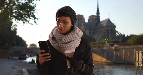 Söt Svart Kvinna Paris Läsa Textmeddelande Från Pojkvän Vid Seine — Stockfoto