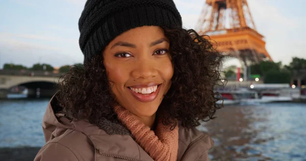 Mulher Negra Feliz Sorrindo Frente Torre Eiffel Usando Jaqueta Gorro — Fotografia de Stock