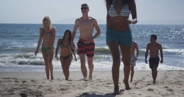 Auténtico Grupo Jóvenes Amigos Multiétnicos Paseando Desde Orilla Playa — Foto de Stock