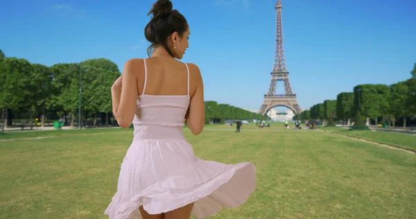 Turista Latino Despreocupado Desfrutando Vista Torre Eiffel Paris França — Fotografia de Stock
