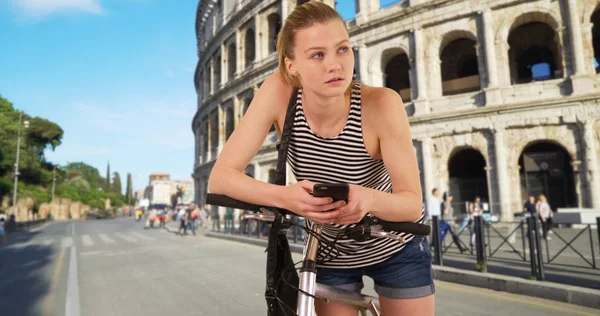 Chica Bastante Caucásica Con Bicicleta Mensajes Texto Teléfono Inteligente Roma — Foto de Stock