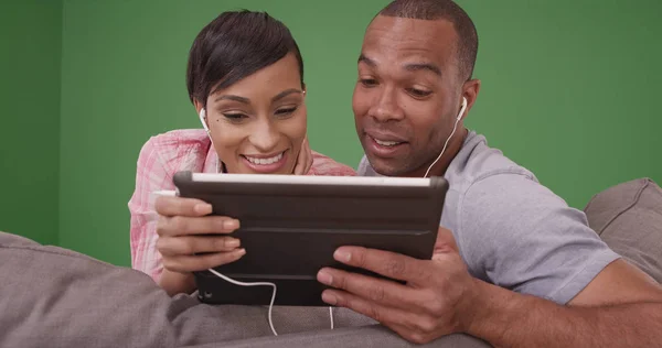 Una Pareja Negra Video Tableta Pantalla Verde — Foto de Stock