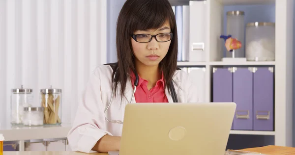 在笔记本电脑上工作的中国医生 — 图库照片
