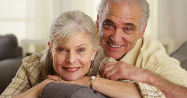 Feliz Pareja Madura Sonriendo Sentada Sofá — Foto de Stock