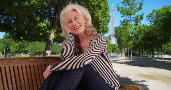 Rijpe Vrouw Toeristische Vakantie Parijs Zit Bankje Door Eiffel Tower — Stockfoto